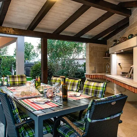3 Bedroom Awesome In Loborika